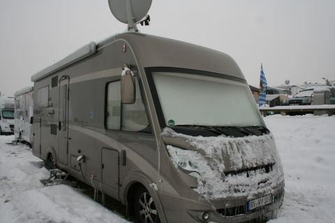 Beim DuoMobil wird der Isolierrollladen an der Frontscheibe runter gelassen und innen das Fahrerhaus komplett verschlossen. JPG