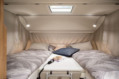 Im Handumdrehen wird aus dem Fahrerhaus ein super komforttables Multifunktionsbett;  damit wird die Nachtruhe nicht gestört.jpg