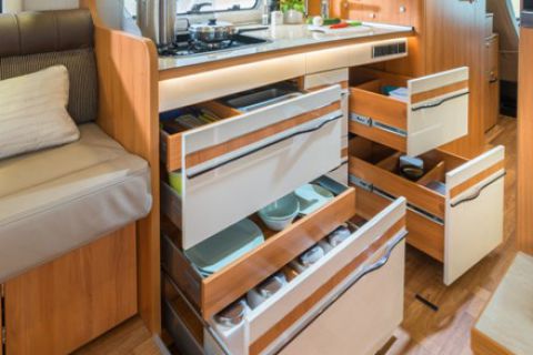 Die untere Küchenzeile hat durchgängig praktische Schubladen, die alle mit einem Servosofteinzug ausgestattet sind ©