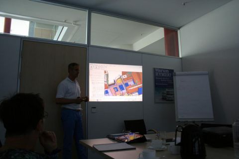1 Teamleiter Hansi Wiest zeigt anhand der 3 D Zeichnung wie der Unterboden geplant ist
