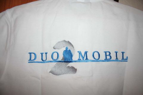 Mit großem DuoMobil Logo auf dem Rücken